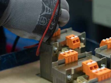 Guide complet sur les transformateurs électriques triphasés : fonctionnement, types et applications