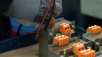 Guide complet sur les transformateurs électriques triphasés : fonctionnement, types et applications