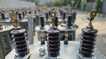 Guide complet sur les transformateurs électriques triphasés : fonctionnement, types et applications